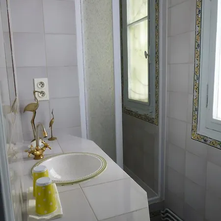 Charonne 2 Bed & Breakfast 4*